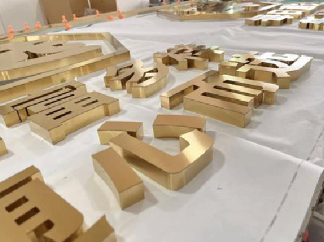 荔波拉丝不锈钢字的特点。